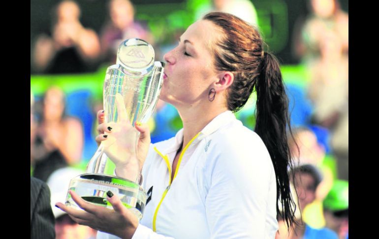 Costumbre. Anastasia Pavlyuchenkova besa el trofeo; la rusa ganó en Monterrey en la edición 2010 y 2011. EFE /