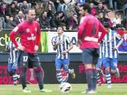 Enseña el camino. El defensa mexicano Moreno (15) abrió el marcador para el Espanyol al minuto 51, ayer en Pamplona. EFE /