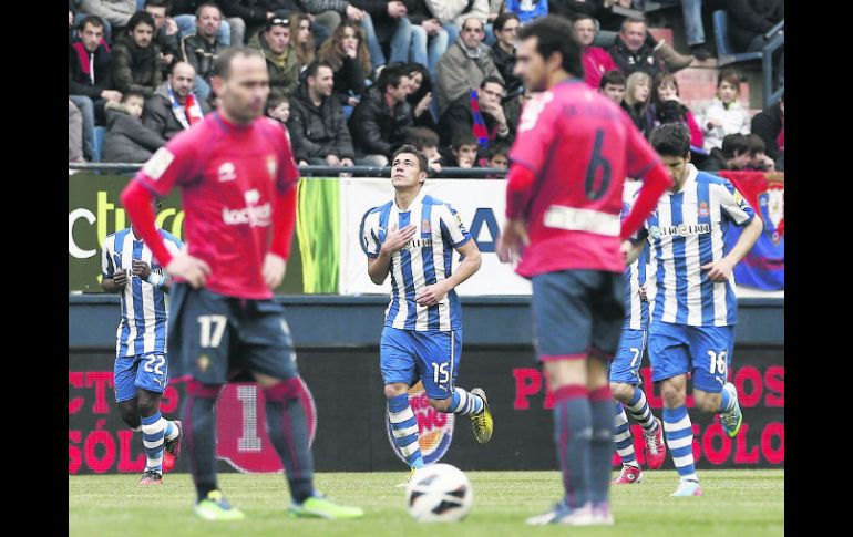 Enseña el camino. El defensa mexicano Moreno (15) abrió el marcador para el Espanyol al minuto 51, ayer en Pamplona. EFE /