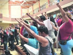 Refuerzos. Maestros y policías comunitarios hacen pública su alianza en una asamblea general. NTX /