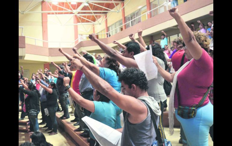 Refuerzos. Maestros y policías comunitarios hacen pública su alianza en una asamblea general. NTX /