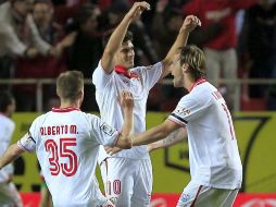 Los jugadores del Sevilla celebran el segundo gol ante el Athletic de Bilbao. EFE /