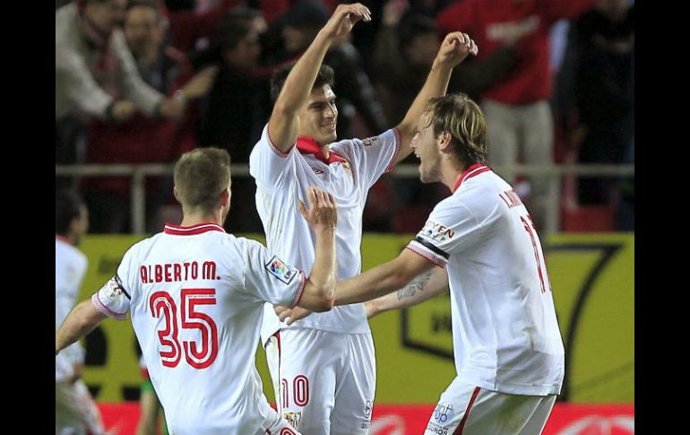 Los jugadores del Sevilla celebran el segundo gol ante el Athletic de Bilbao. EFE /