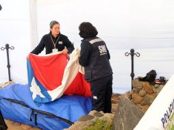 Peritos trabajan en la exhumación de los restos del poeta chileno Pablo Neruda. EFE /