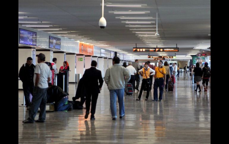 Asimismo, se informó que el aeropuerto tapatío participa dentro de la campaña Lazos Azules. ARCHIVO /