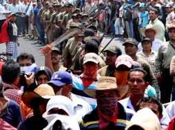 Miembros de la Policía Comunitaria de Guerrero, armados, apoyan a los maestros que protestan contra la reforma educativa. EFE /