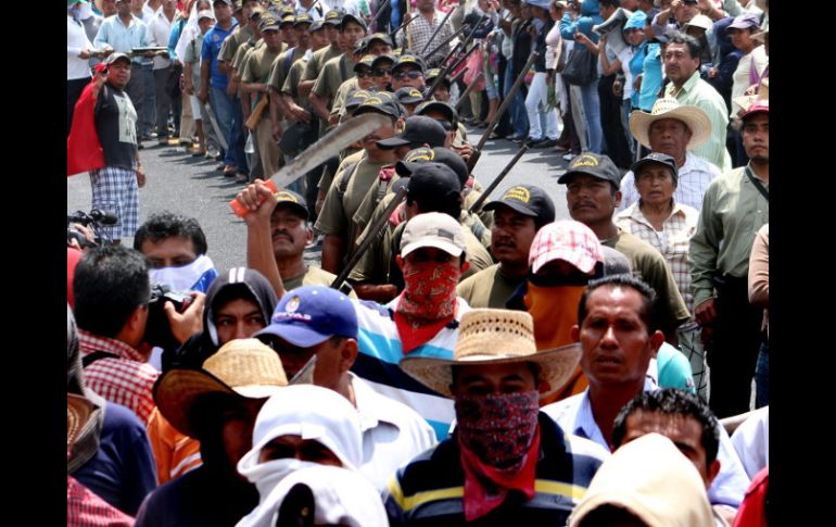 Miembros de la Policía Comunitaria de Guerrero, armados, apoyan a los maestros que protestan contra la reforma educativa. EFE /