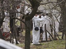 Varios policías y forenses serbios inspeccionan el lugar donde se ha producido el tiroteo en Ivanca. EFE /