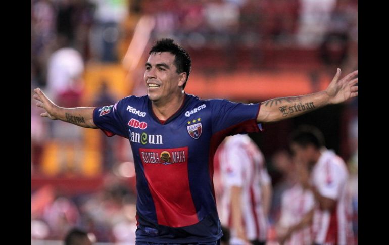 El delantero del Atlante, Esteban Paredes no estará en el once titular de la final ante el Cruz Azul por una razón de estrategia. ARCHIVO /