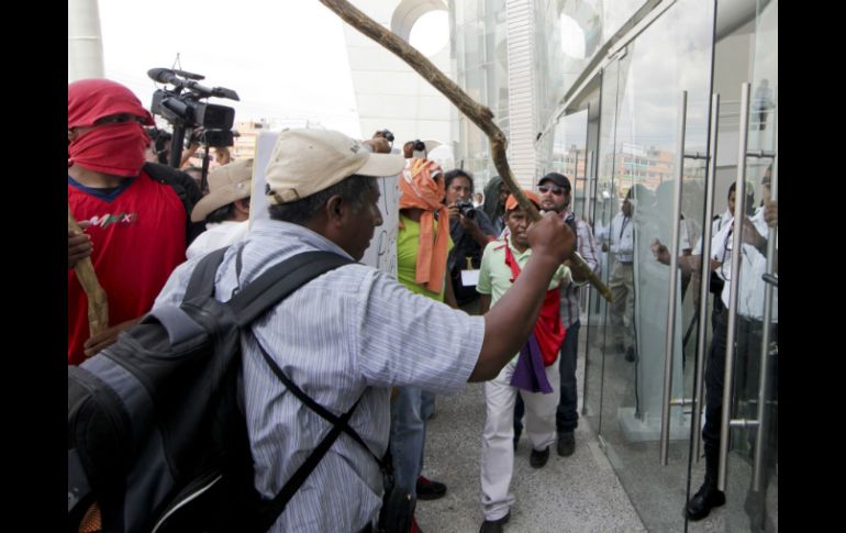 Algunos maestros de la CNTE en Guerrero tienen órdenes de aprehensión debido a los daños ocasionados en edificios del gobierno. ARCHIVO /