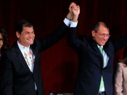 Rafael Correa y Jorgue Glass recibieron juntos sus respectivas credenciales de mandato. EFE /