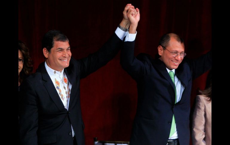 Rafael Correa y Jorgue Glass recibieron juntos sus respectivas credenciales de mandato. EFE /