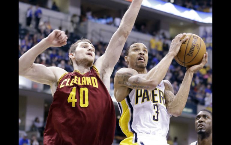 El base George Hill anota 27 puntos, coronándose como el máximo encestador. AP /