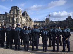 Culpando a delincuentes rumanos, la policía parisiense refuerza la vigilancia, esperando ''taclear'' a los carteristas. AFP /