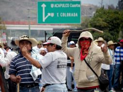 Maestros de la CETEG bloquearon la Autopista del Sol del 5 de abril pasado. ARCHIVO /