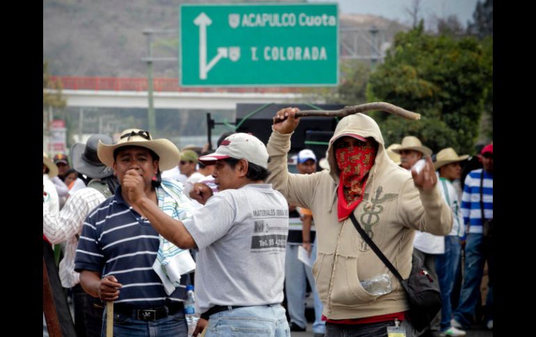 Maestros de la CETEG bloquearon la Autopista del Sol del 5 de abril pasado. ARCHIVO /