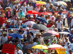 Integrantes de la CETEG avanzan sobre la Autopista del Sol rumbo al Palacio de Gobierno. SUN /