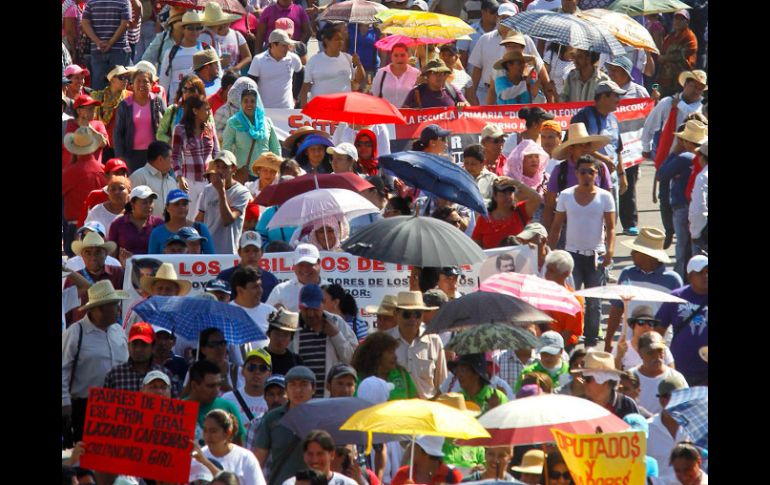 Integrantes de la CETEG avanzan sobre la Autopista del Sol rumbo al Palacio de Gobierno. SUN /