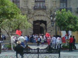 Debido a la mafiestación, agentes viales cierran a la circulación de vehículos la la calle Ramón Corona, desde Juárez.  /