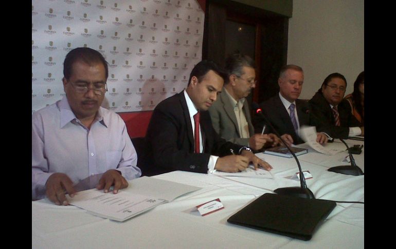 El presidente municipal de Zapopan, Héctor Robles firma el convenio con el colectivo Ciudadanos por Municipios Transparentes (Cimtra).  /