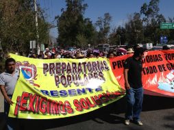 Contigentes de profesores que realizaron una marcha por la Autopista del Sol arriban al Zócalo de Chilpancingo. NTX /