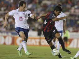 Gerardo Torrado de Cruz Azul disputa el balón con Luis Vengas (d) de Atlante durante la final de la Copa MX. EFE /