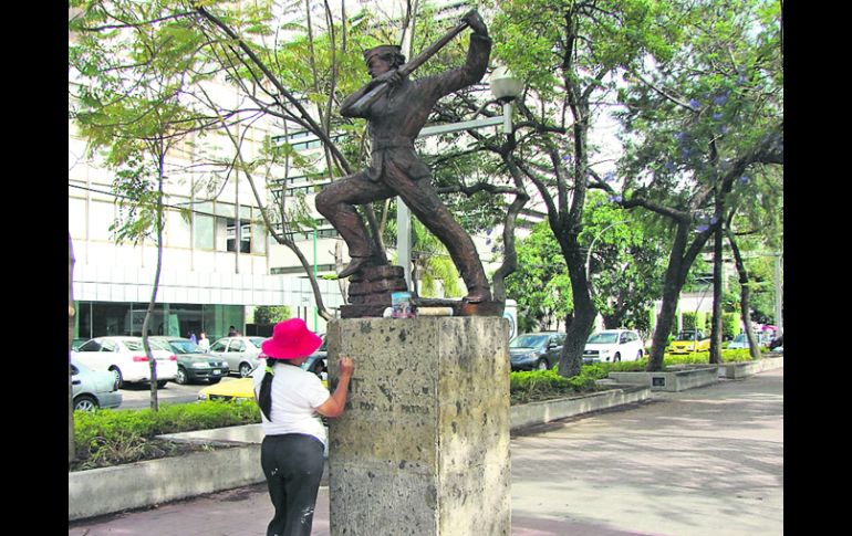 Trabajos en marcha.Sobre el camellón de Avenida Chapultepec ya están en marcha las acciones de remozamiento. EL INFORMADOR /