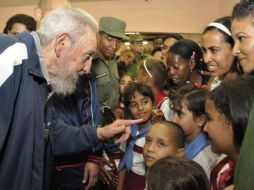 El expresidente cubano, Fidel Castro conversa con estudiantes durante la inauguración de un ''complejo educacional''. EFE /