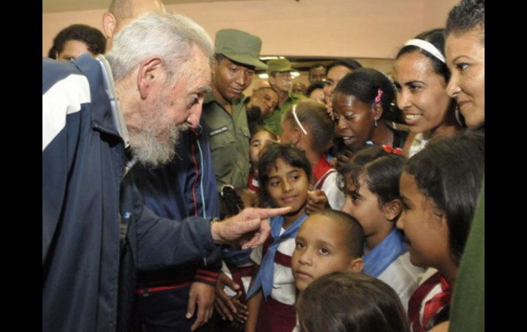 El expresidente cubano, Fidel Castro conversa con estudiantes durante la inauguración de un ''complejo educacional''. EFE /