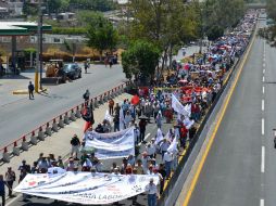 Desde hace poco más de dos horas, integrantes de la CETEG bloquean carriles de la Autopista del Sol. NTX /