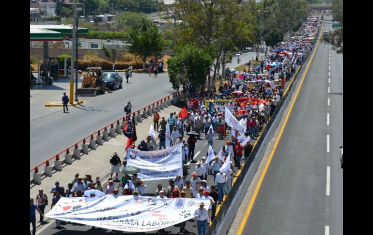 Desde hace poco más de dos horas, integrantes de la CETEG bloquean carriles de la Autopista del Sol. NTX /