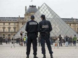 En total unos veinte policías son desplegados para la seguridad del museo de Louvre. EFE /