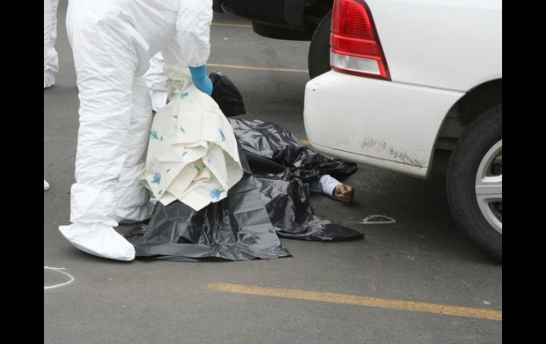 Roberto Navarro fue asesinado mientras abordaba su vehículo. ARCHIVO /