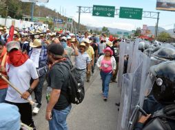 Luego de lograr un acuerdo con diputados del PRD, los manifestantes comenzaron el desalojo de la Autopista del Sol. NTX /