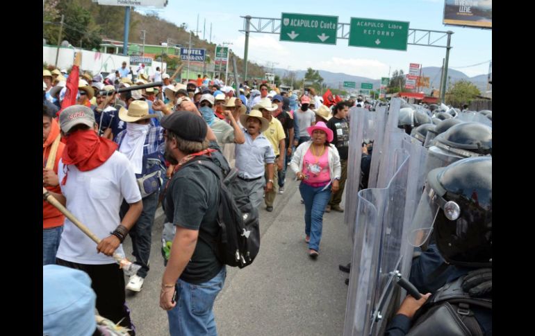 Luego de lograr un acuerdo con diputados del PRD, los manifestantes comenzaron el desalojo de la Autopista del Sol. NTX /