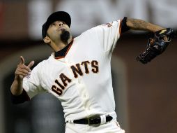 Sergio Romo sigue siendo efectivo para sacar los partidos para San Francisco. AFP /