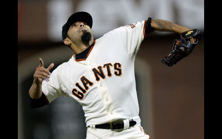 Sergio Romo sigue siendo efectivo para sacar los partidos para San Francisco. AFP /