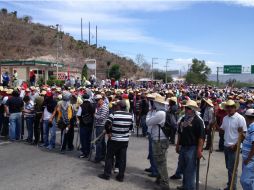 Esta tarde, miembros de la CETEG realizaron un bloqueo en la Autopista del Sol hasta lograr una mesa de diálogo con diputados. NTX /