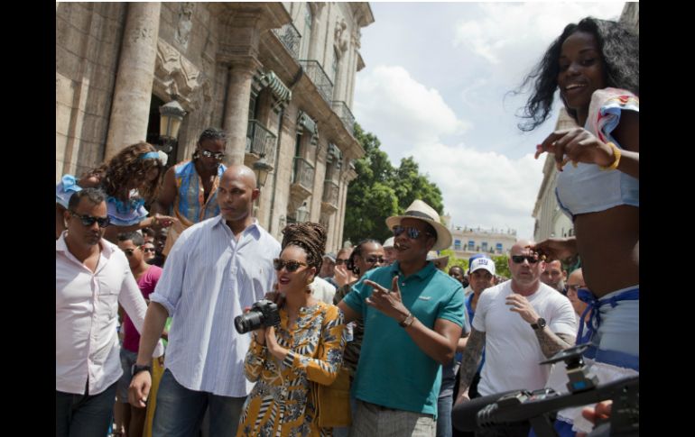 Beyoncé y su esposo Jay-Z en el viaje que ambos realizaron a Cuba días atrás. AP /