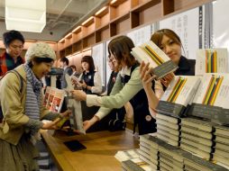 Tras tres años de silencio, el aclamado escritor japonés Haruki Murakami regresó hoy a las librerías de Japón. AFP /