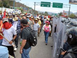 Los maestros han realizado distintas manifestaciones y plantones para exigir al gobierno que apoye su propuesta de reforma. ARCHIVO /