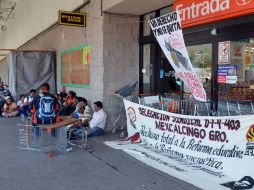 Los maestros disidente mantenía tomados los comercios desde las 08:00 horas. ARCHIVO /