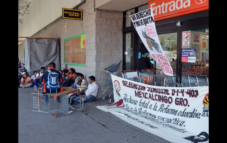 Los maestros disidente mantenía tomados los comercios desde las 08:00 horas. ARCHIVO /