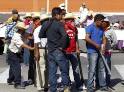 Maestros de la CETEG mantenían un plantón a la entrada del centro comercial Galerías Chilpancingo desde las 08:00 horas. SUN /