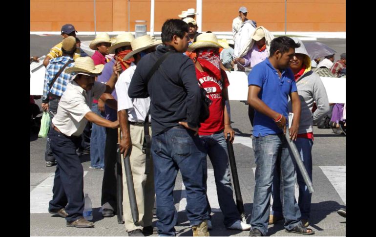 Maestros de la CETEG mantenían un plantón a la entrada del centro comercial Galerías Chilpancingo desde las 08:00 horas. SUN /