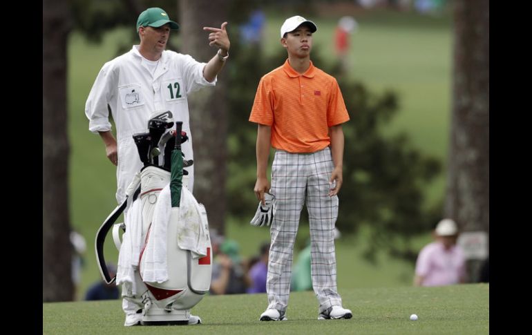 Guan Tianlang (der) espera seguir con vida en el Masters de Augusta. AP /