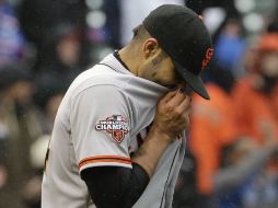 Sergio Romo deja el diamante con su primer descalabro de la campaña. AP /