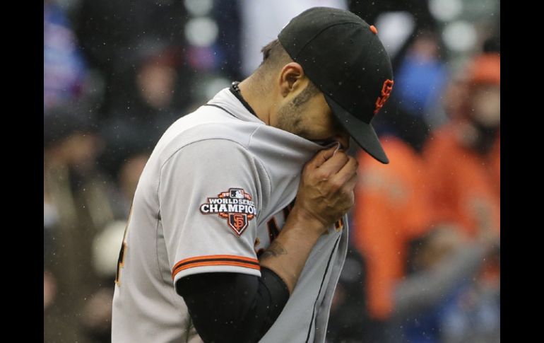 Sergio Romo deja el diamante con su primer descalabro de la campaña. AP /