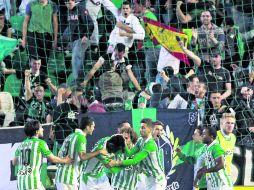 Explota el ''Villamarín''.  Jugadores y afición del Betis festejan el gol que le dio el empate ante el Sevilla. AFP /