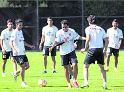 Los Zorros realizan ejercicios de cara a su entrenamiento en Colomos, rumbo al partido ante San Luis. MEXSPORT /